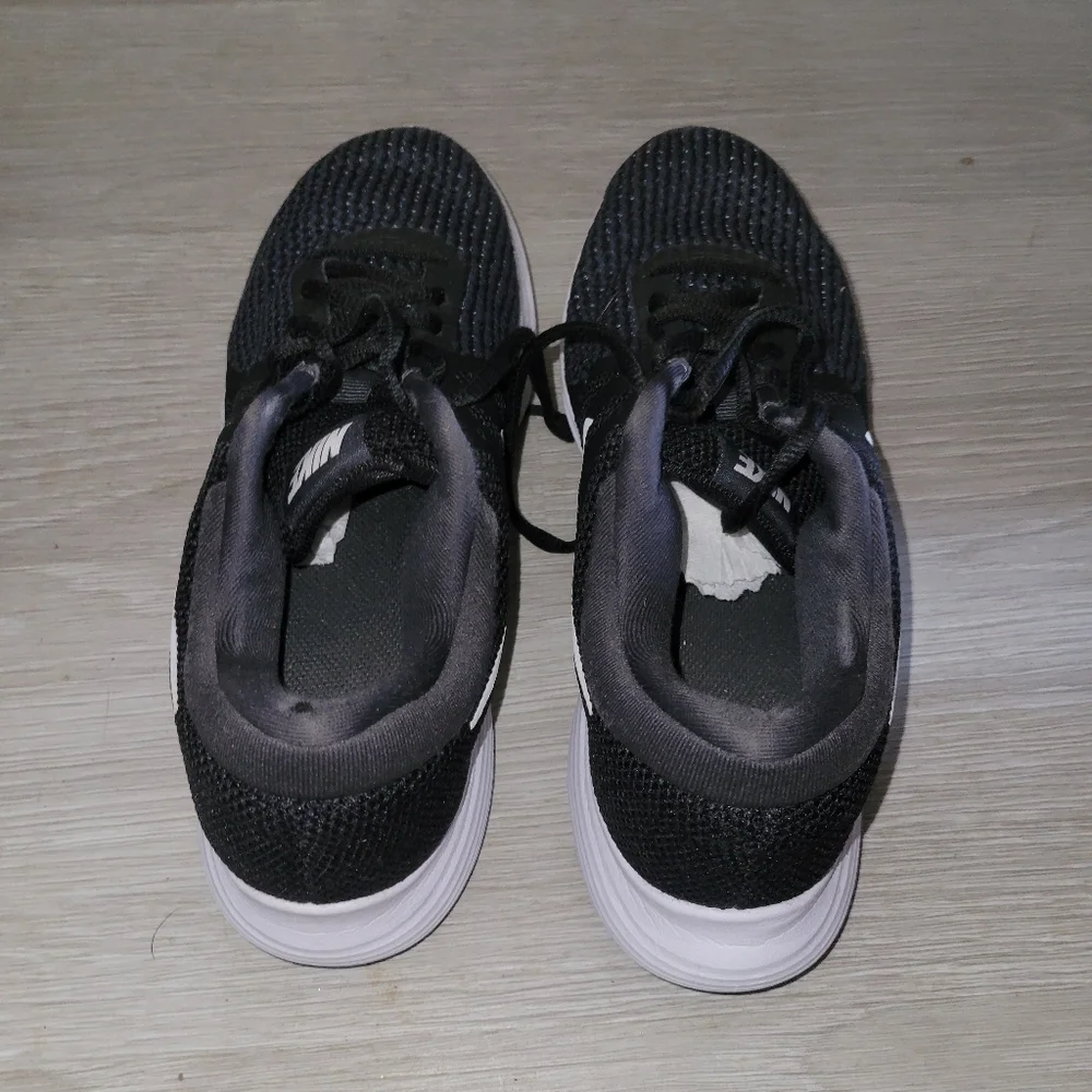 NIKE REVOLUTION 8.5 Sneakers Breathable Mesh Outdoor Workout Beach Coastal Comfy - Picture 3 of 7